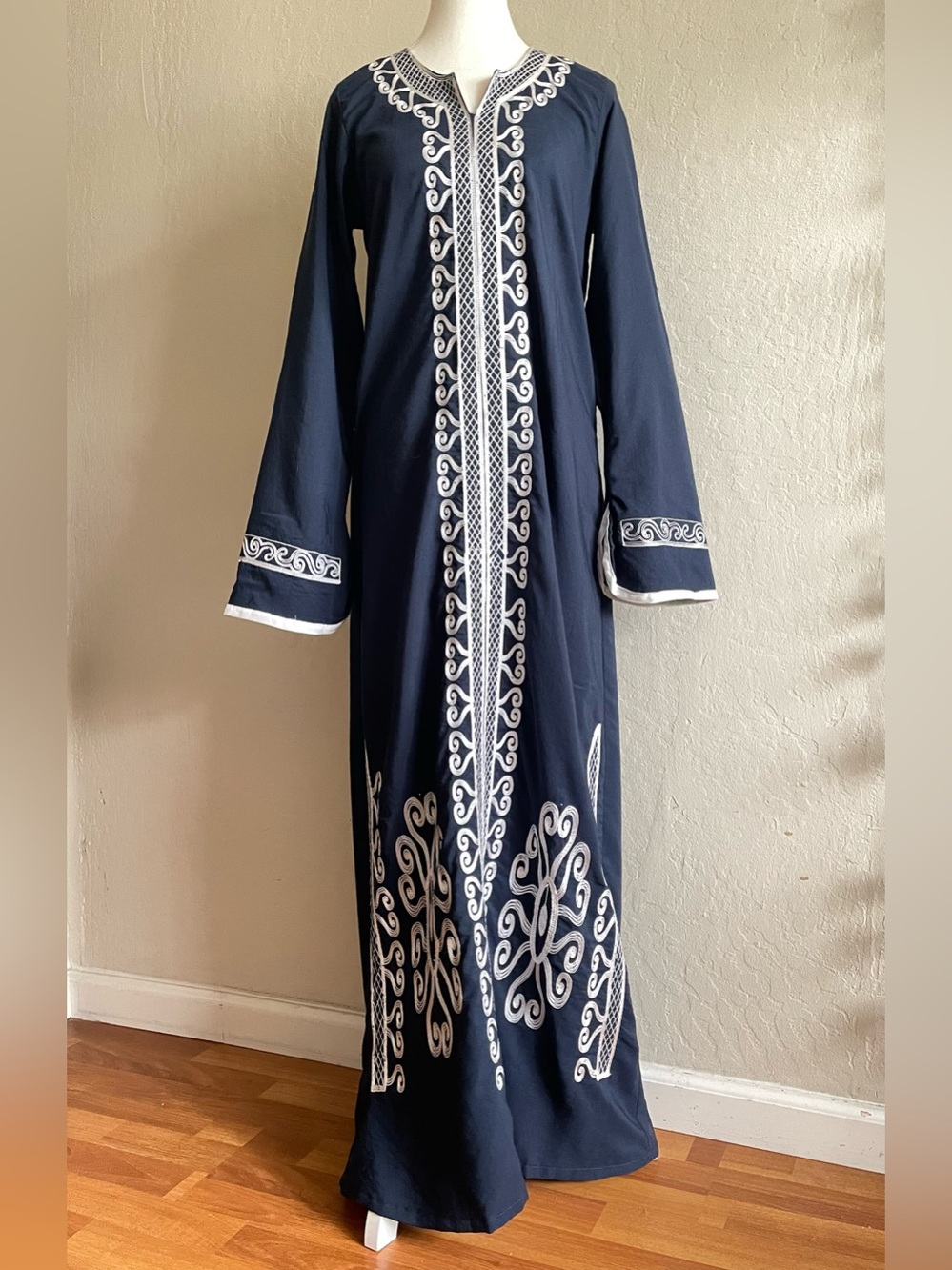 Embroidered caftan - Picture 3 of 15
